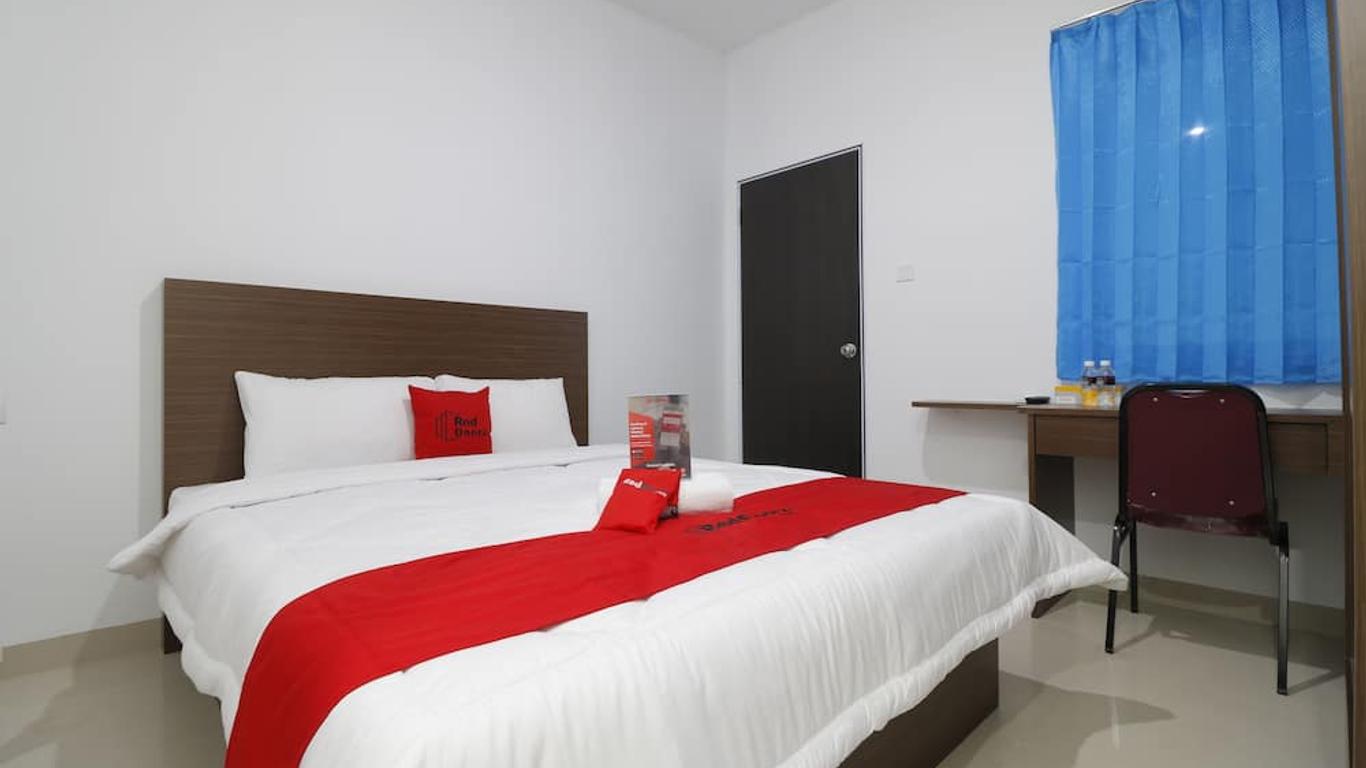 RedDoorz Plus Near Kepri Mall