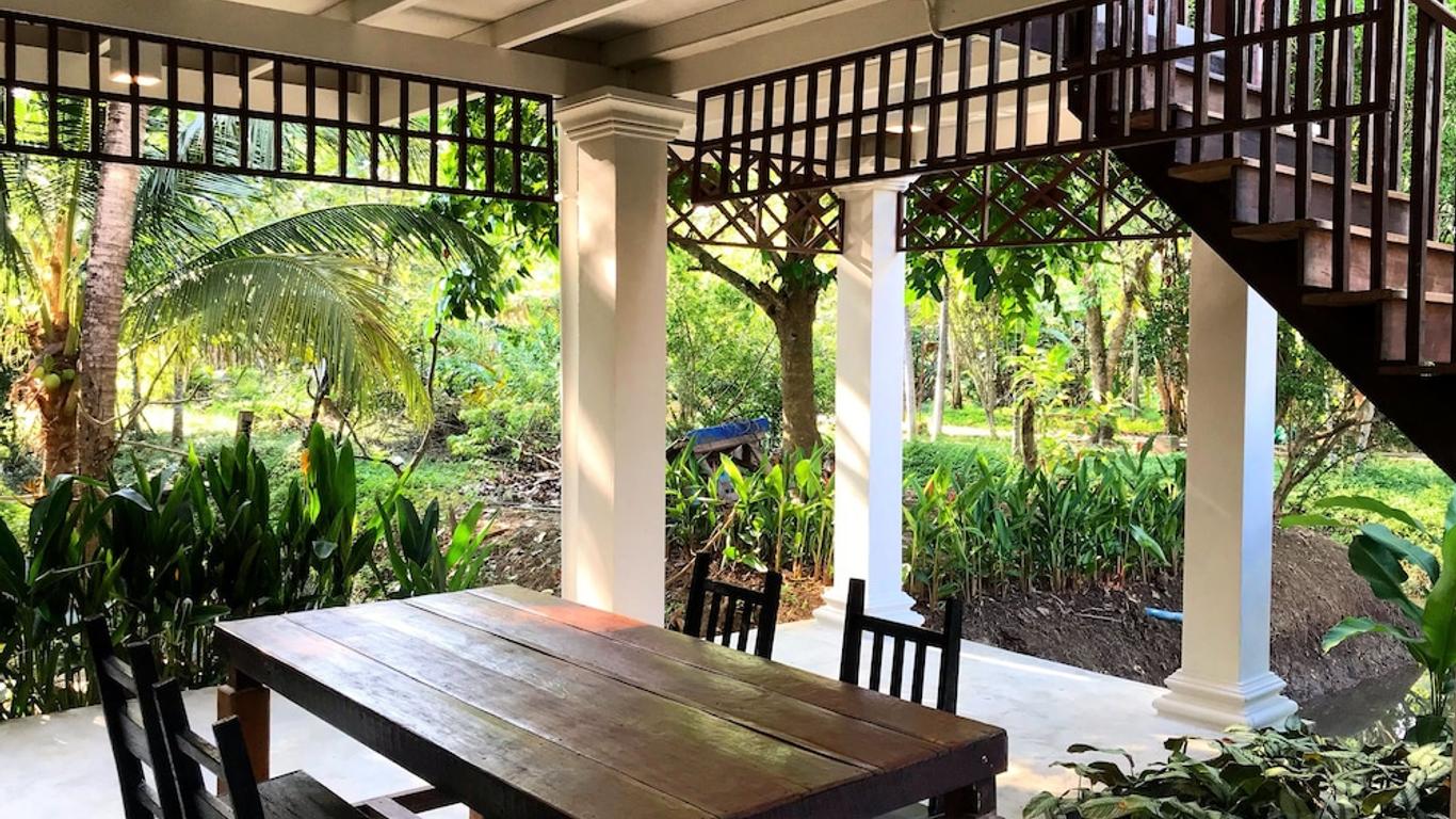 Baan Suan Amphawa