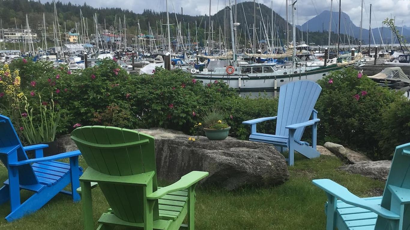 Quaint, Charming and Quiet. Ocean views from front yard , Dog Friendly.