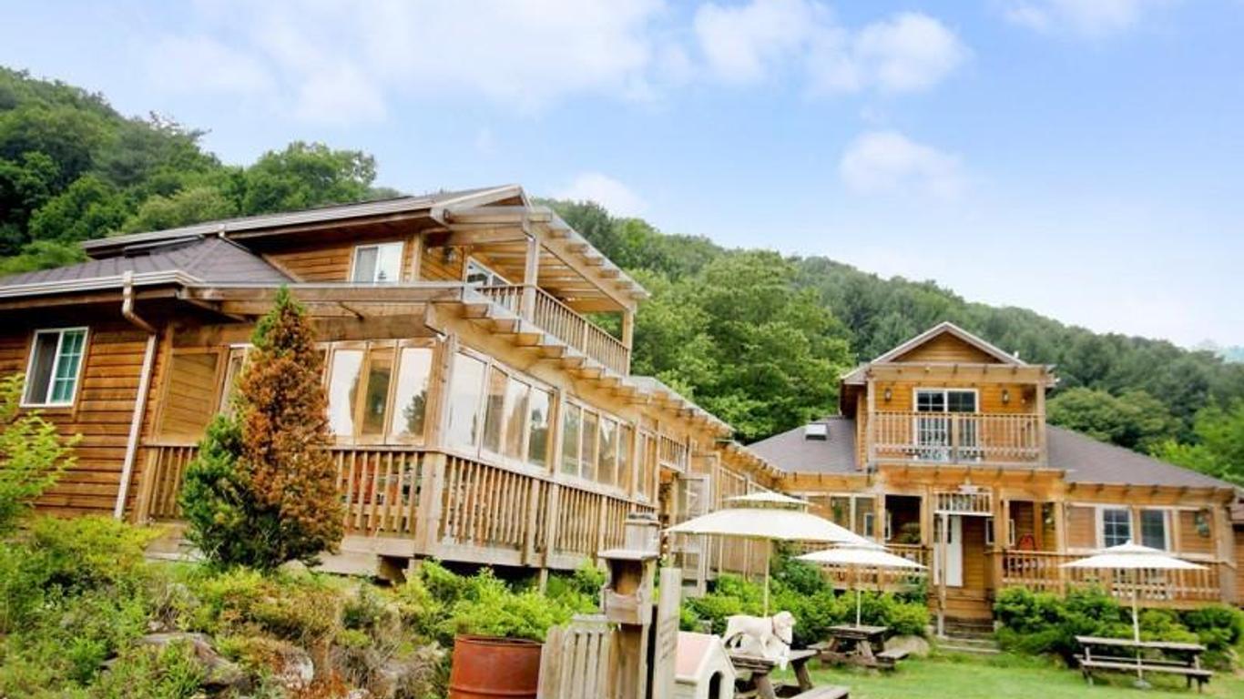 Yangpyeong Familia Hill Pension (near Vivaldi Park)
