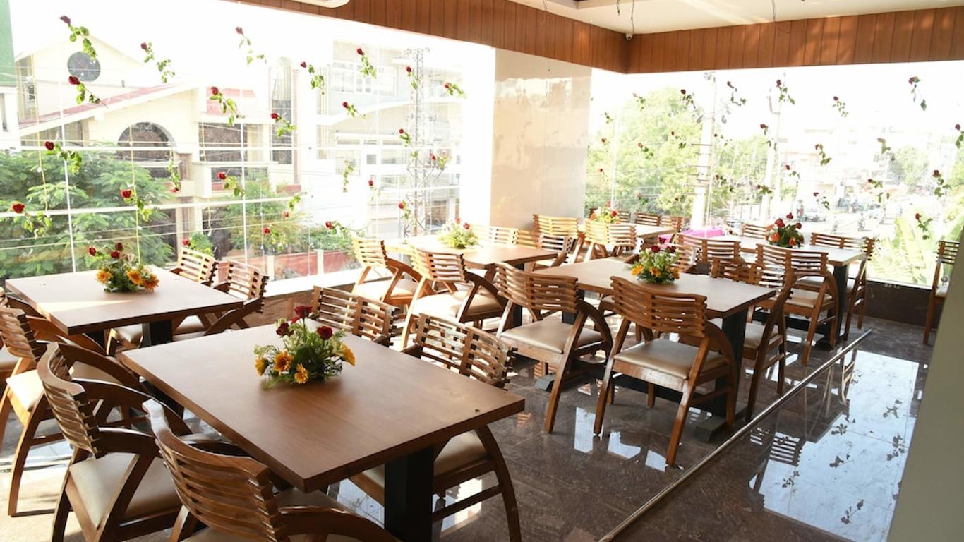 Hotel Paras Royale