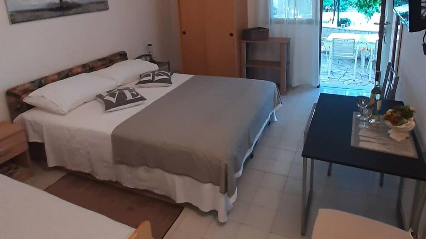 Apartments by the sea Seget Vranjica, Trogir - 7508
