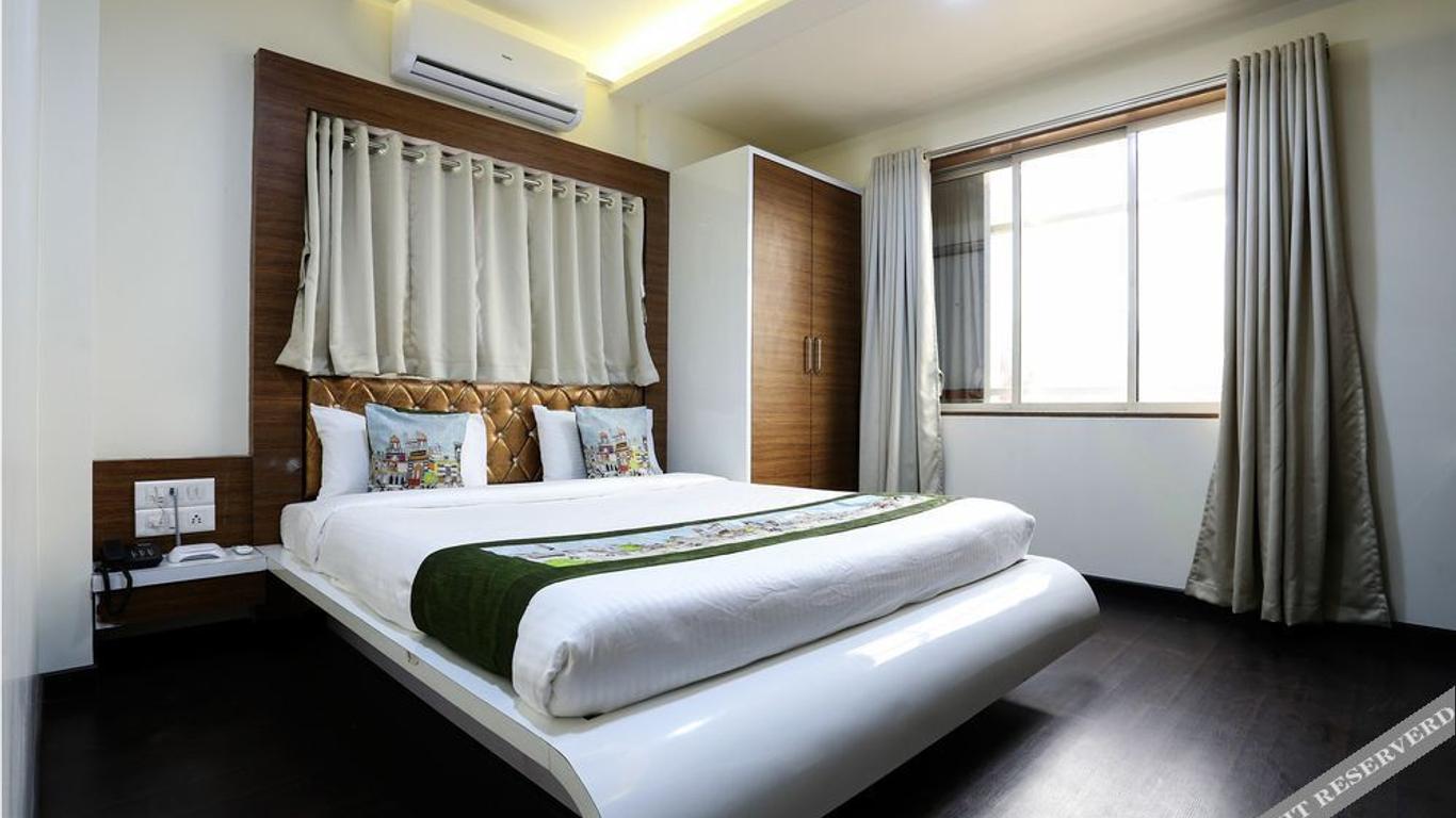 OYO 10677 Hotel Monarch Guestline