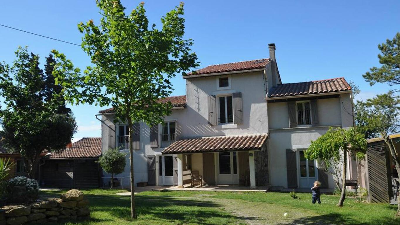 Villa spacieuse à Laurac avec piscine partagée 160 m²