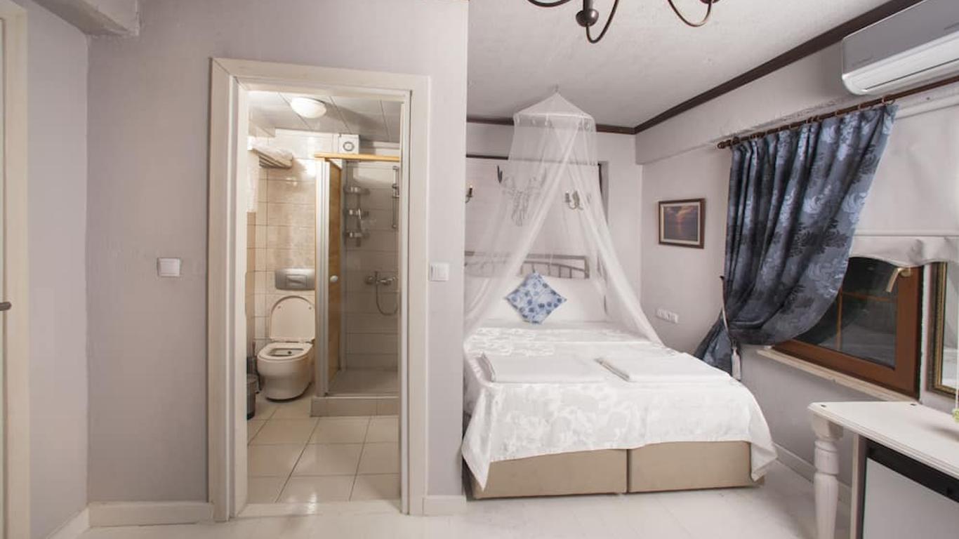 Iola Hotel