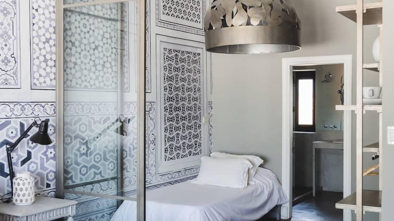 Onas Hostel & Suites