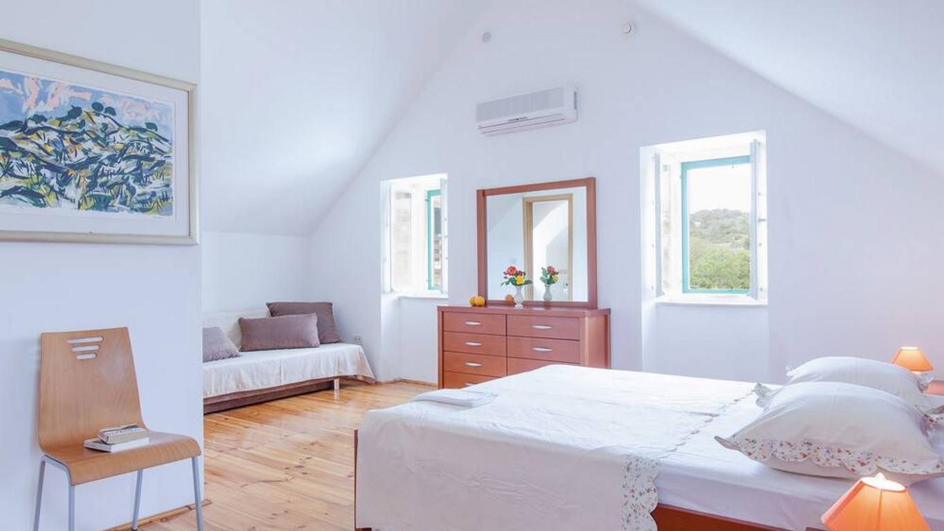 Villa Bonaca Perfect location for a holiday with friends or family, heated pool