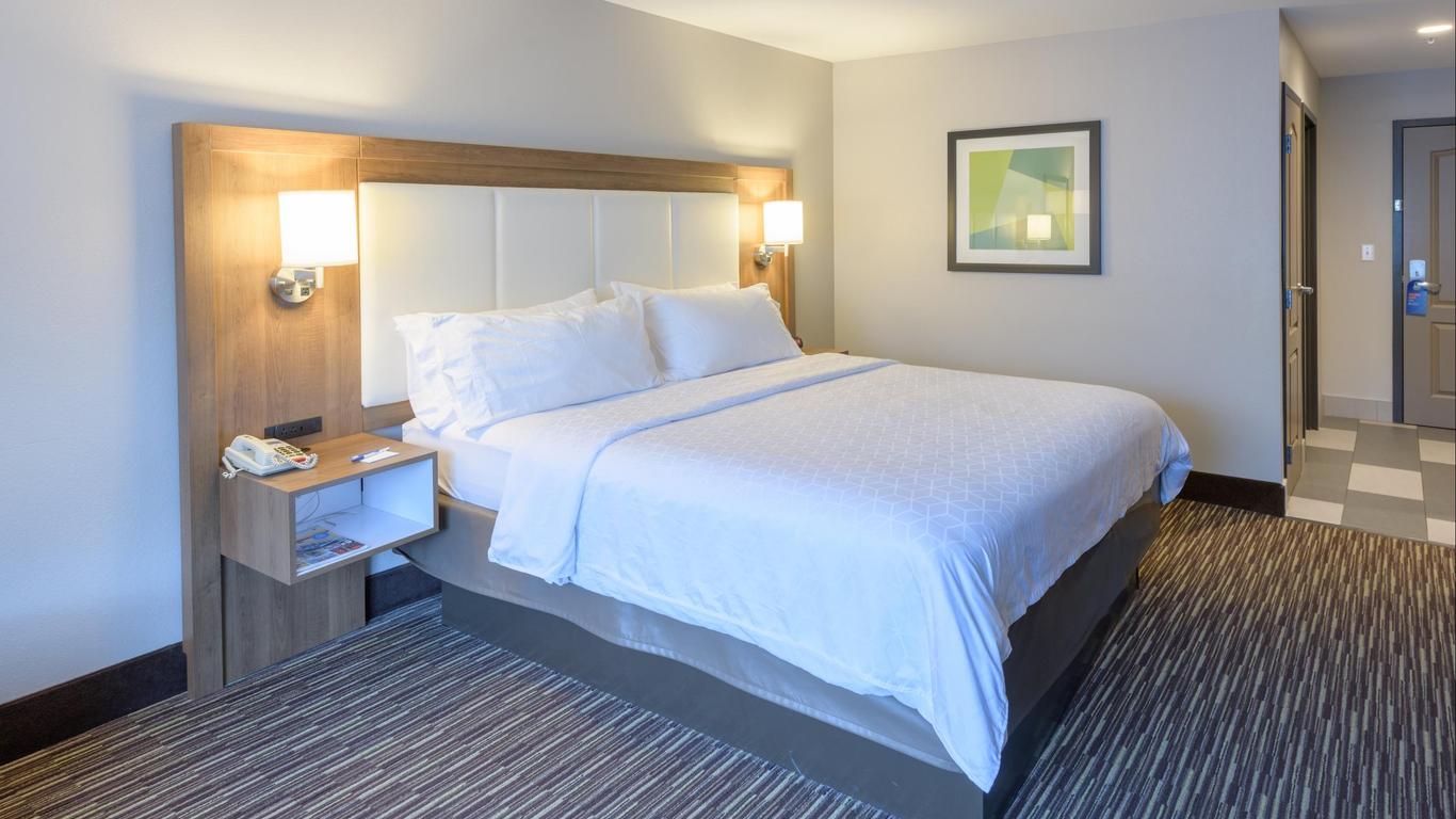 Holiday Inn Express & Suites Jamestown