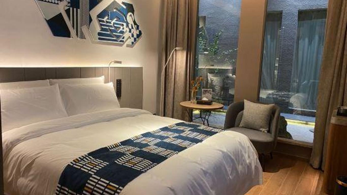 Ai Fei Hotel (Shanghai Xintiandi Lujiabang Road Metro Station)