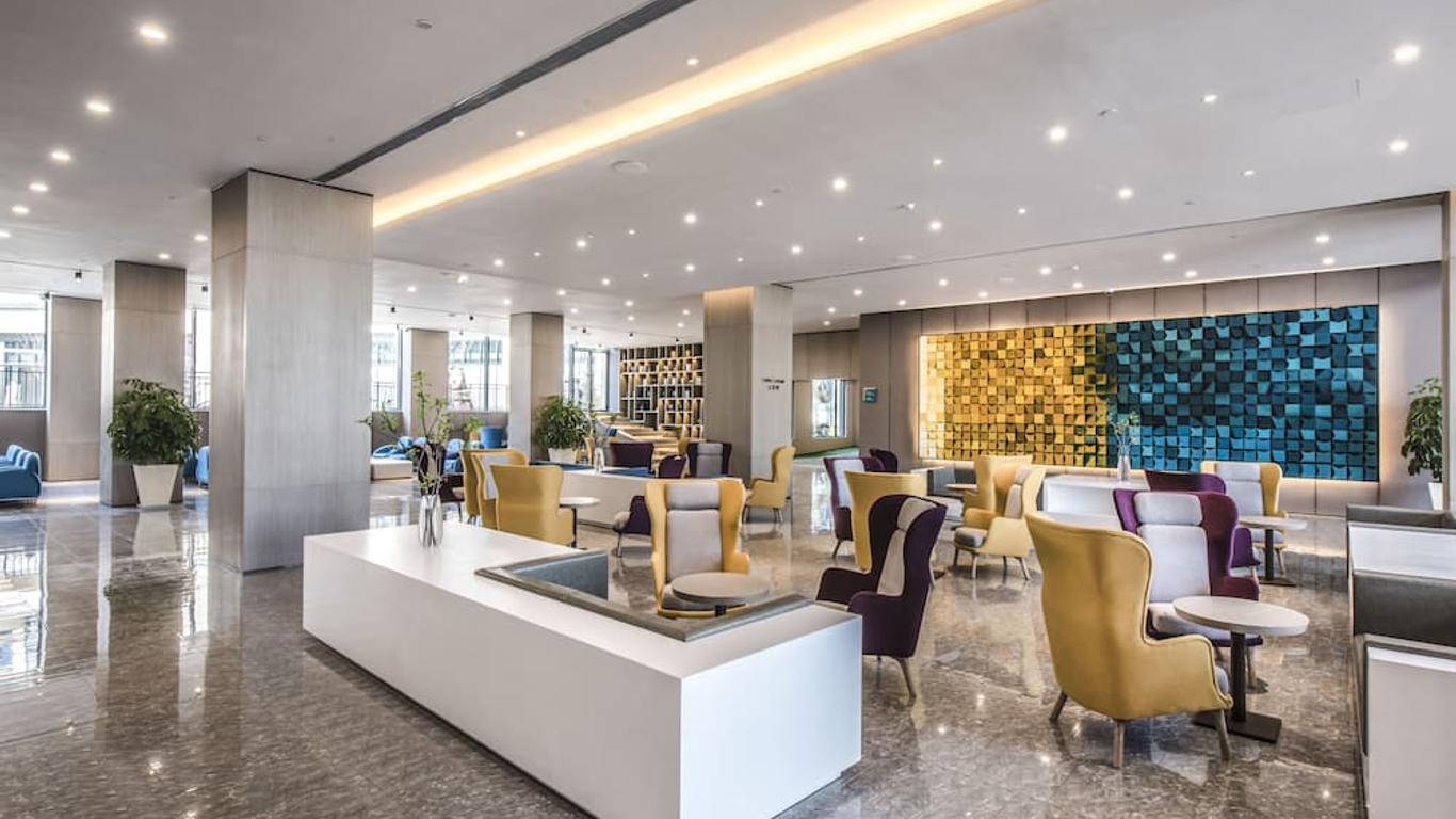 Q-Box Hotel Shanghai Sanjiagang