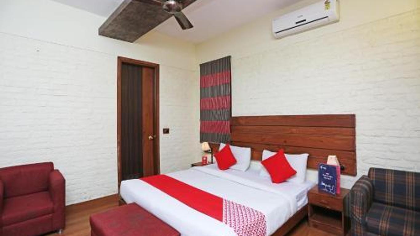 OYO 13602 Hotel The Town House