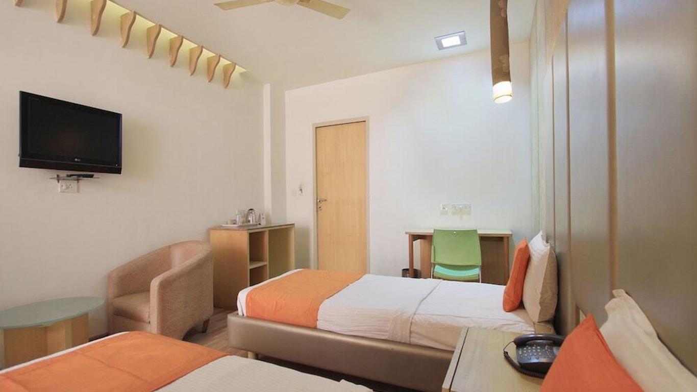 Oyo 11883 Hotel Purple Inn