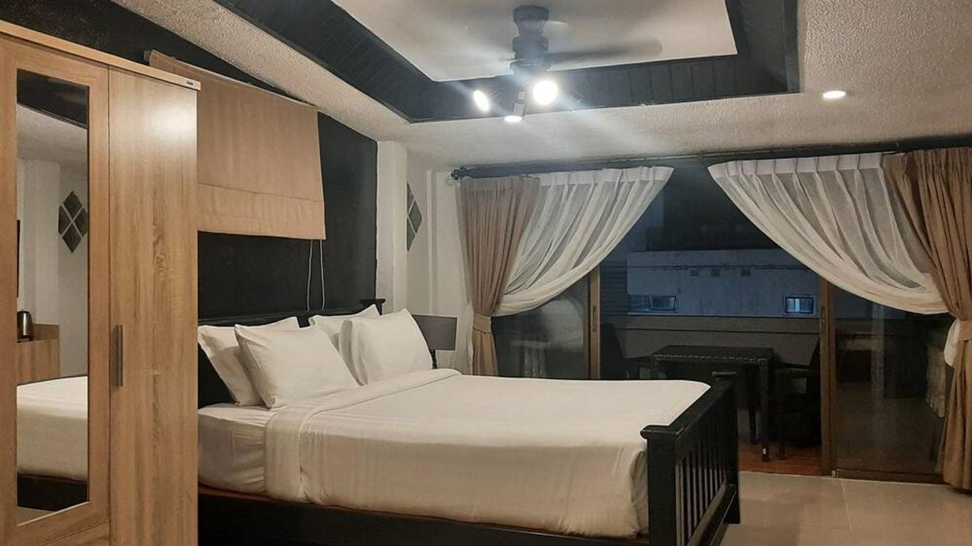 Big Boys' Bed & Burger - Patong Beach