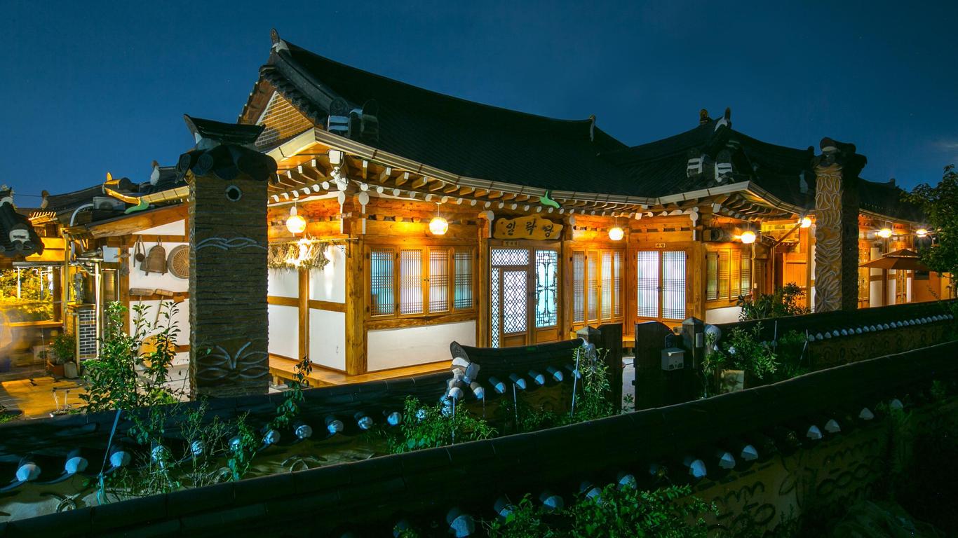 Jeonju Hanokmaeul ilakdang Sarangchae