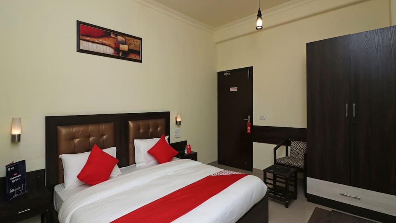OYO 389 Hotel Applee Inn
