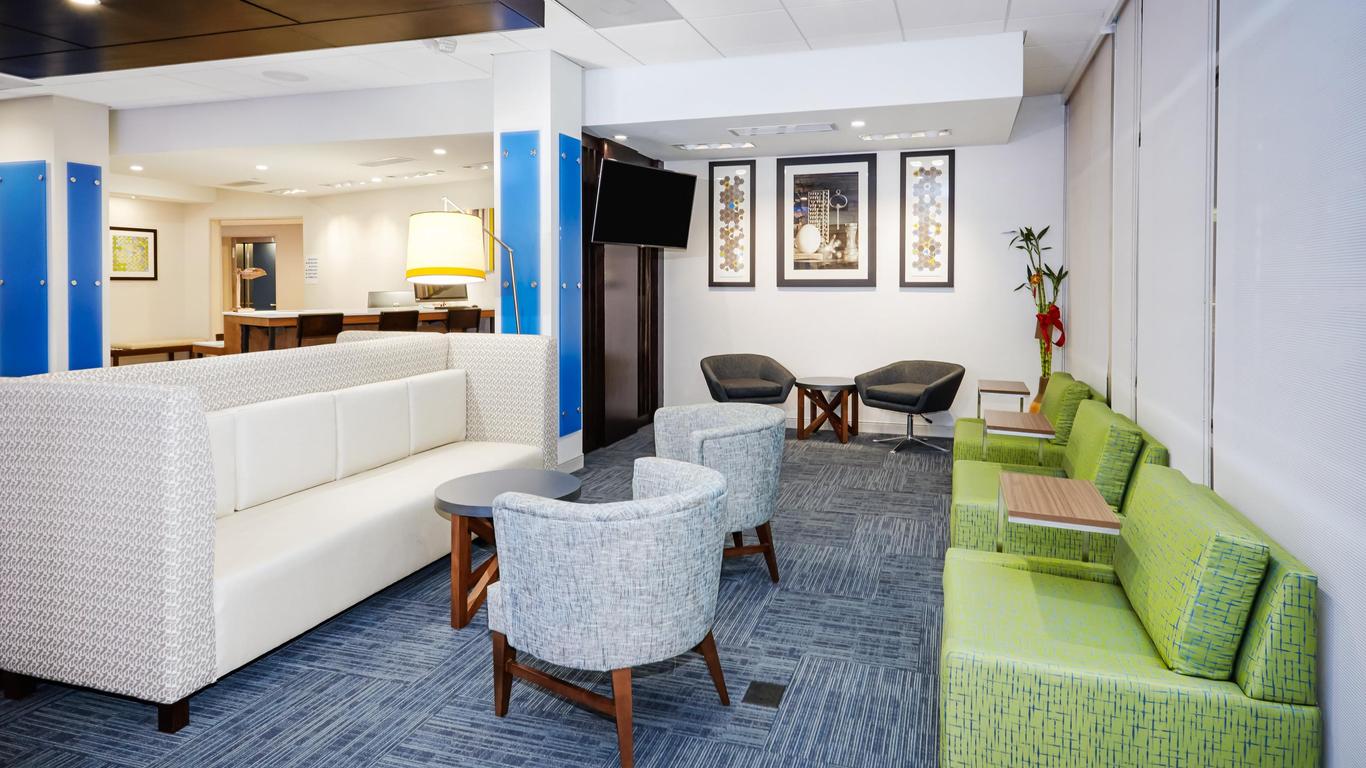 Holiday Inn Express & Suites Chicago North Shore - Niles