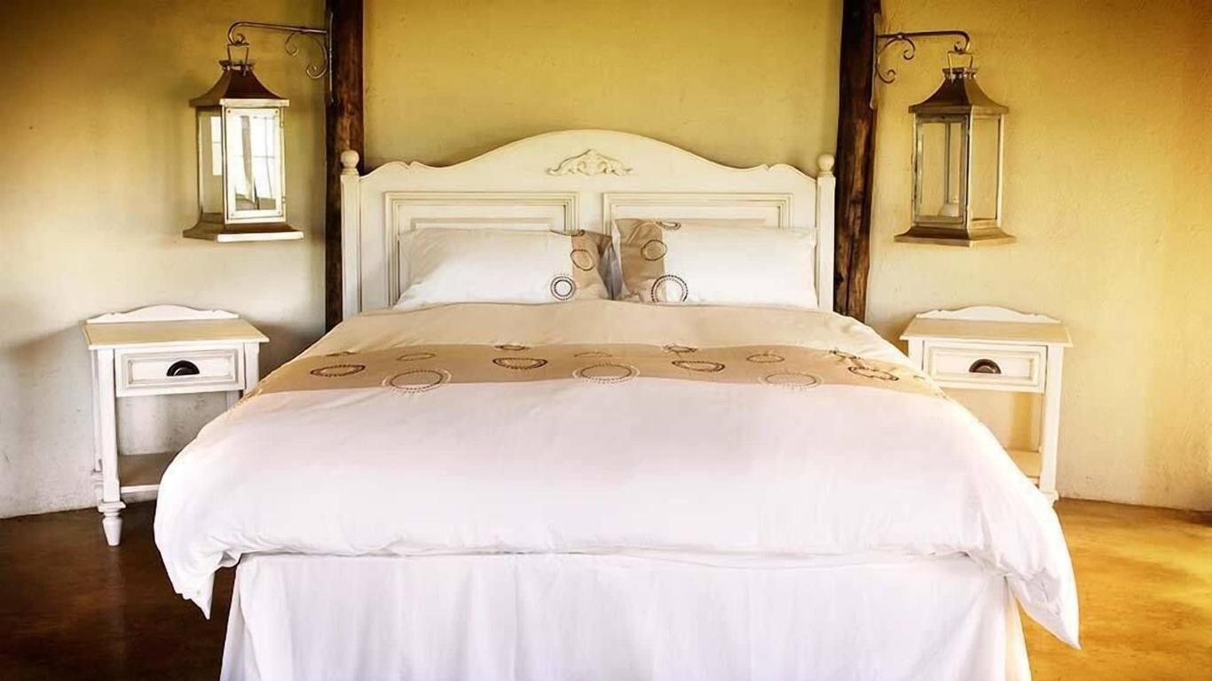 Caracal Lodge