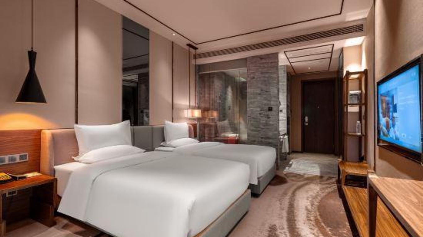 Banshan Hotel (Wanda Plaza in Kaili City Center)