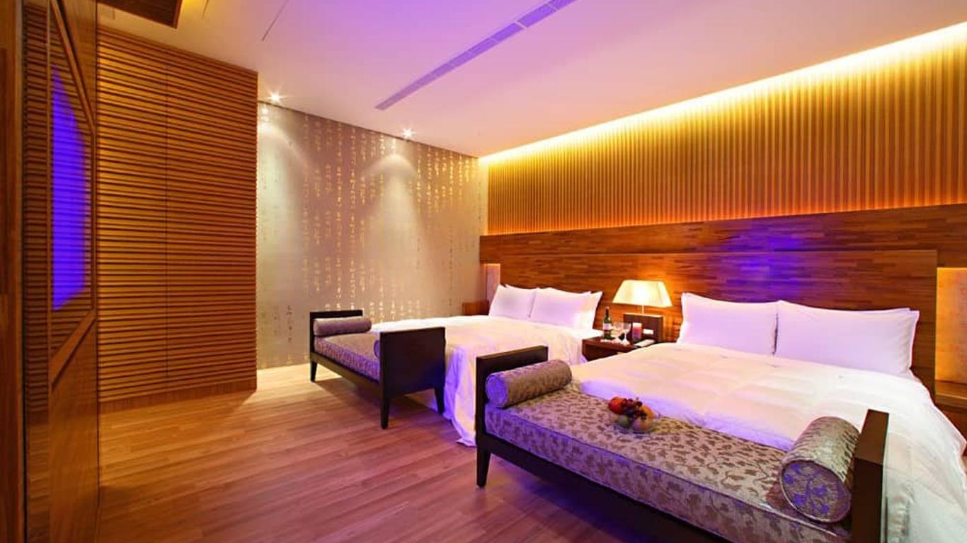 Le Chateau Hotel