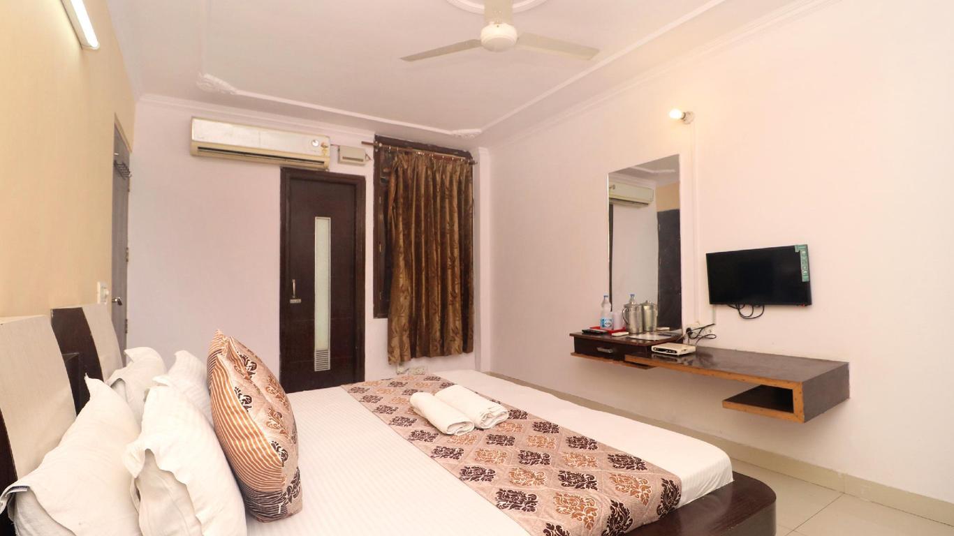 Gurjeet hotel by naavagat
