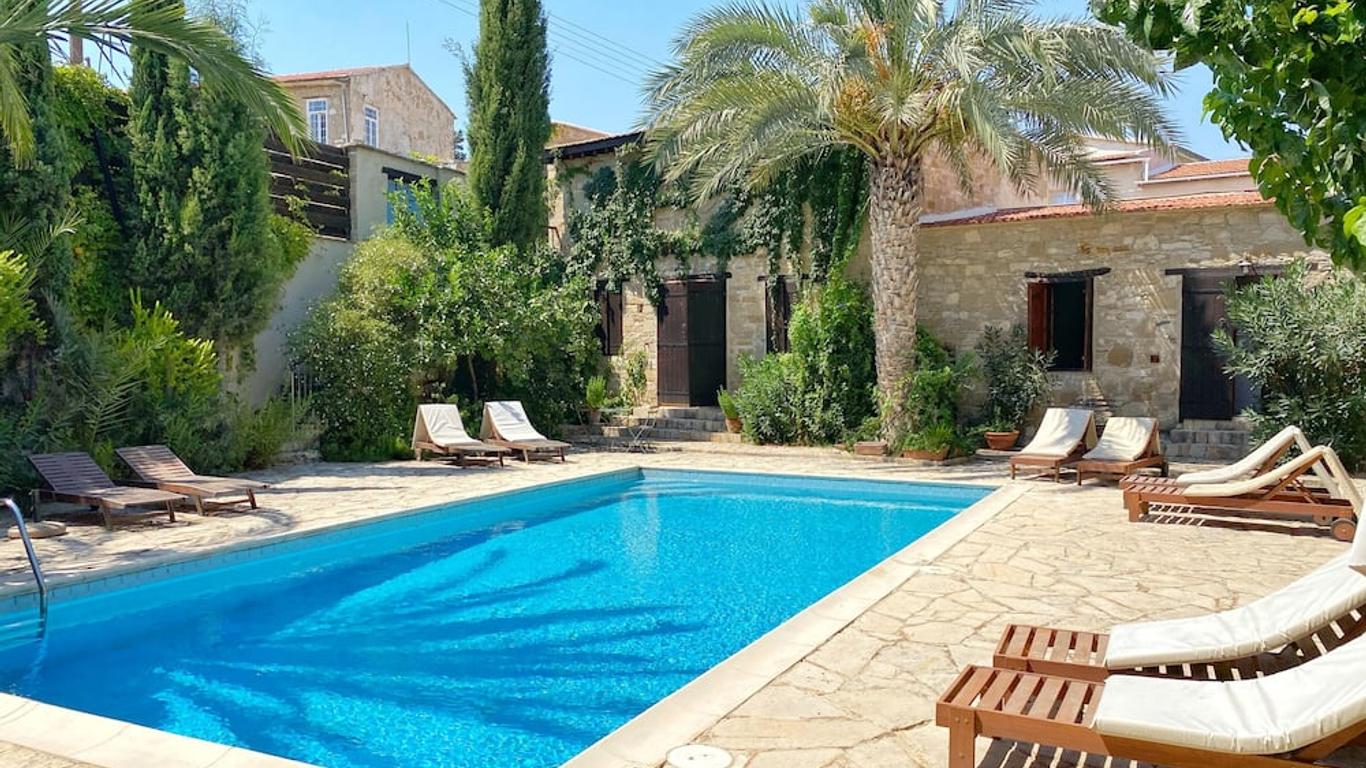 Porfyrios Country House