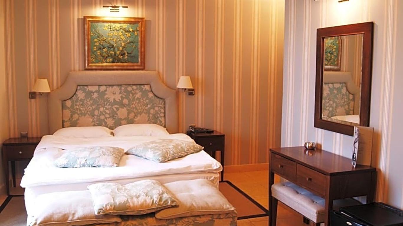 La Boheme Hotel