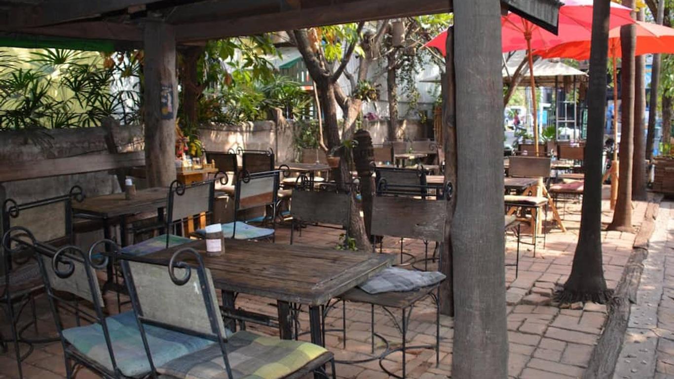 Baan Lansa Bed & Bar
