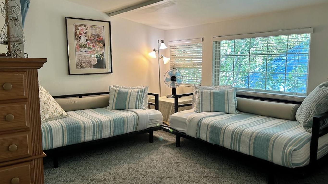 Adorable Lake Street Cottage ~ Walk To Town ~ Bikes Included ~ Clean & Comfy!