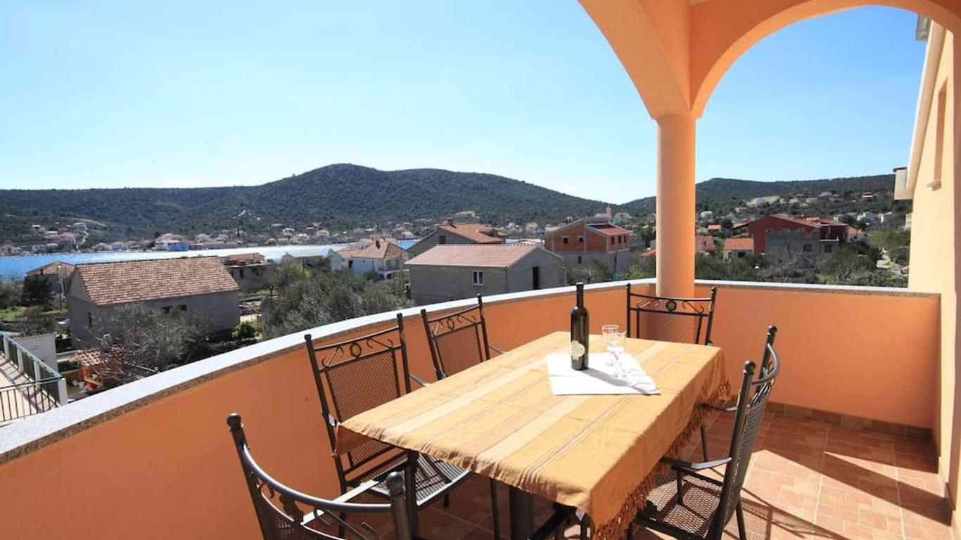 Apartments with a parking space Vinisce, Trogir - 8660