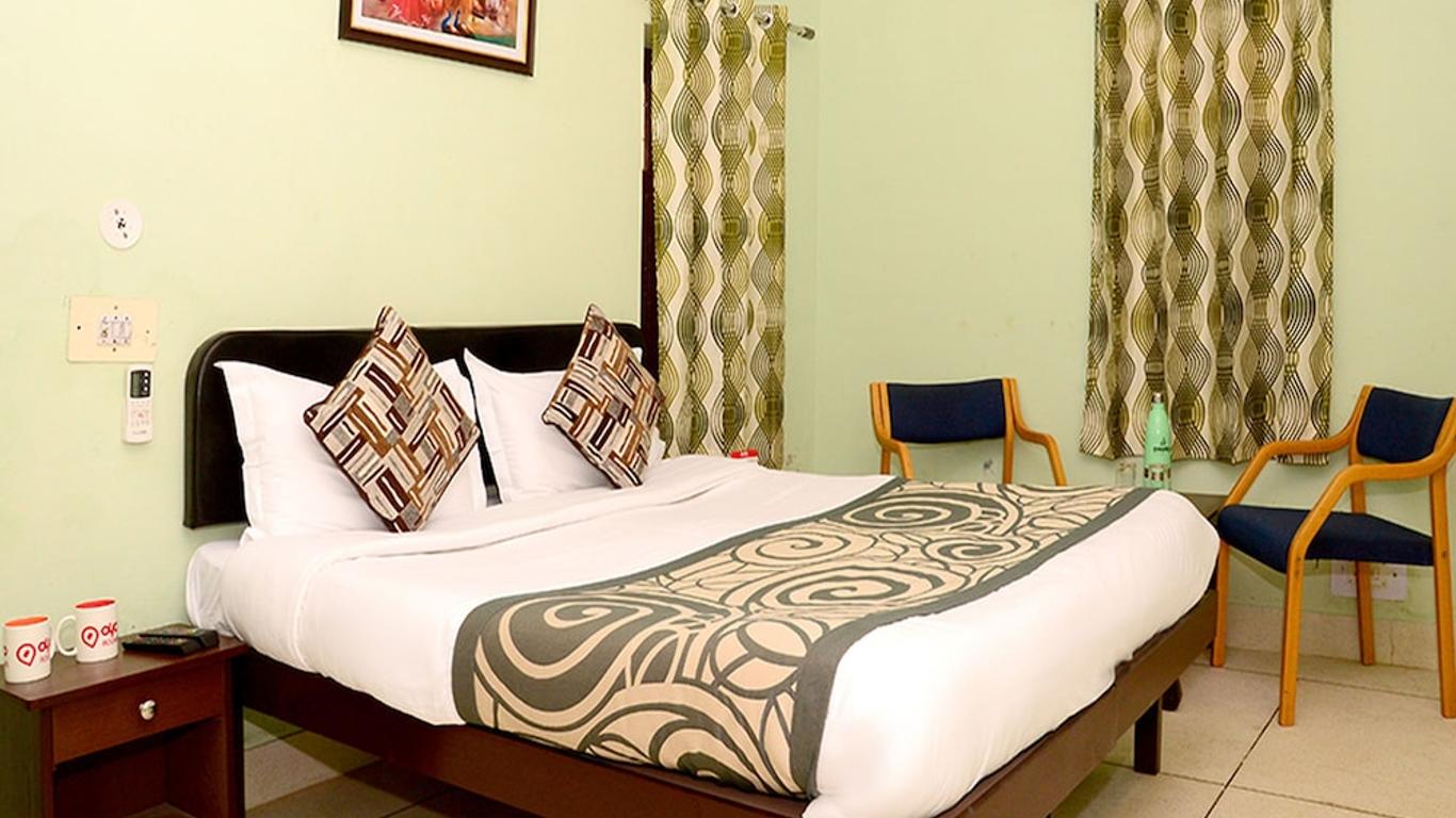 OYO 4255 The Crown Plaza