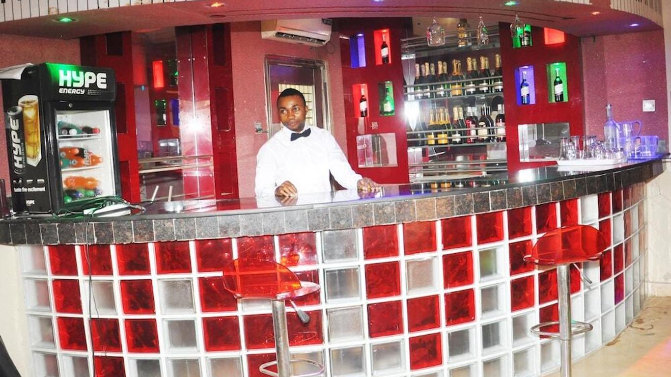Hotel 100% and Suites