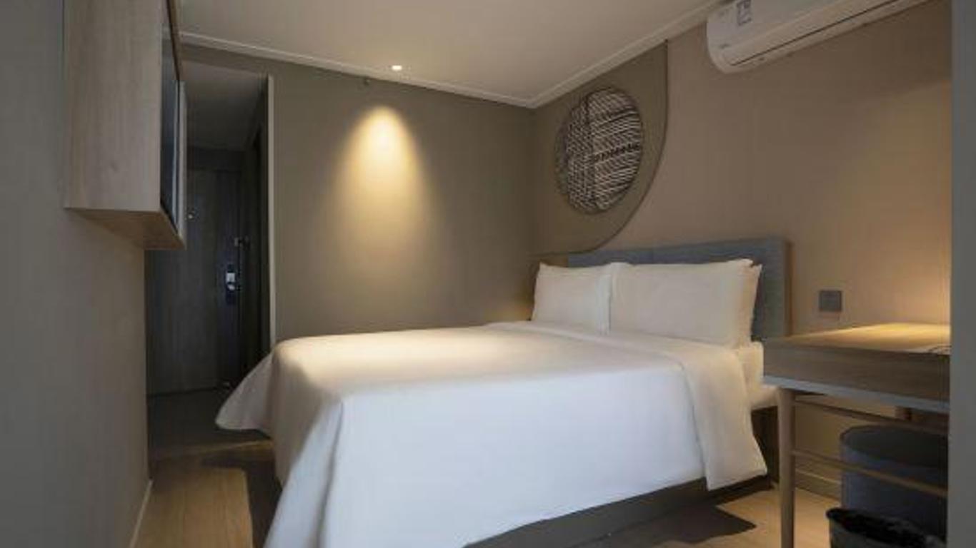 Home Inn (Urumuqi Huanghe Road Qitai Road)