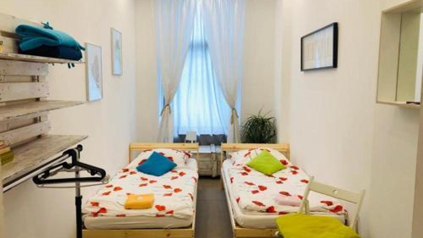 Flyfly Hostel