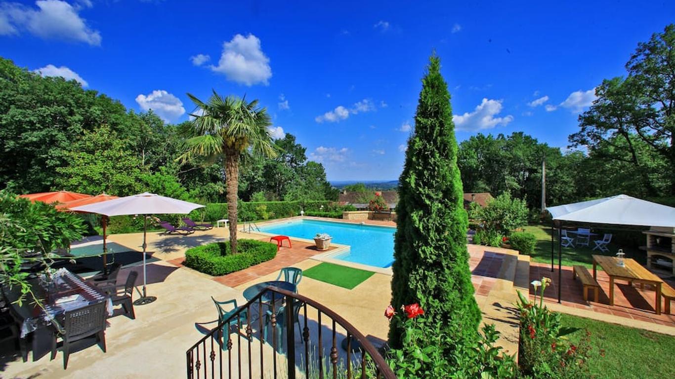 Quiet country house with extensive view, 3,5km from medieval town, private pool