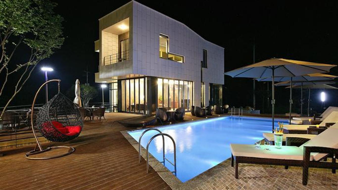 Boutique Pool Villa Frame House