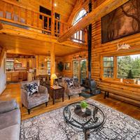 Log Cabin with Private Hot Tub on Wenatchee River!
