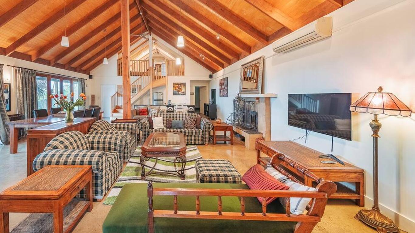 Outlook Hill Vineyard Cottages