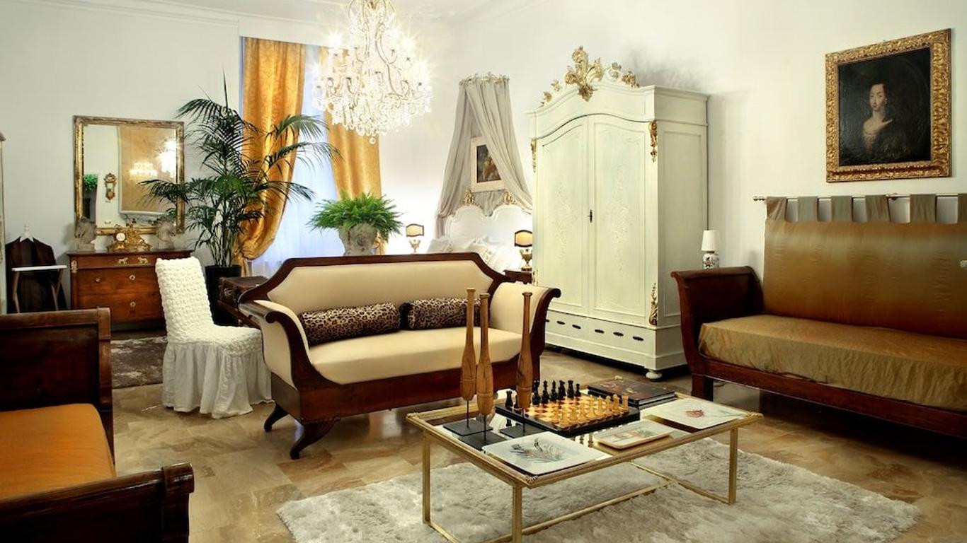 Arnaboldi Palace - Circolo