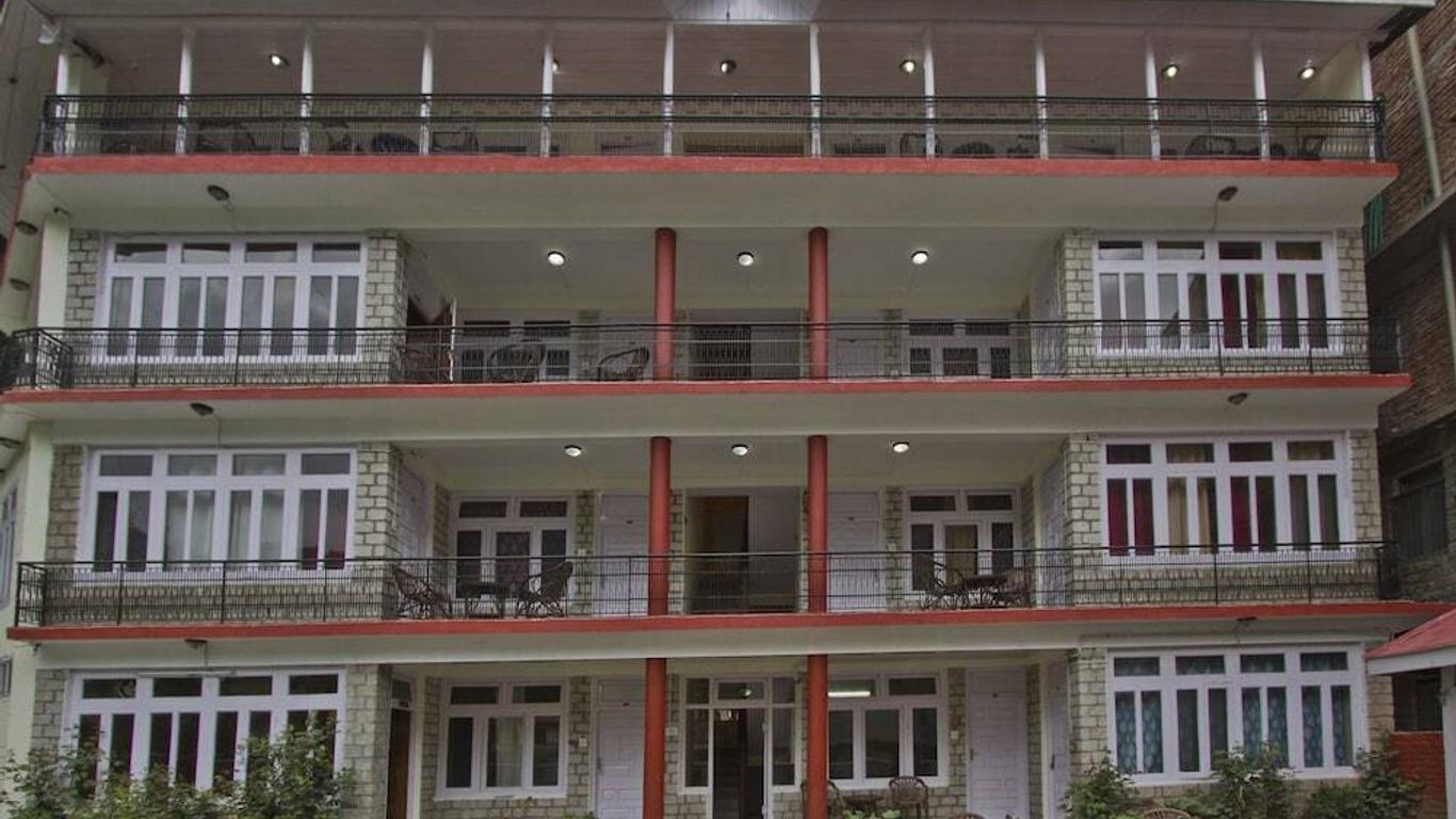 OYO 8895 Hotel Pine Grove