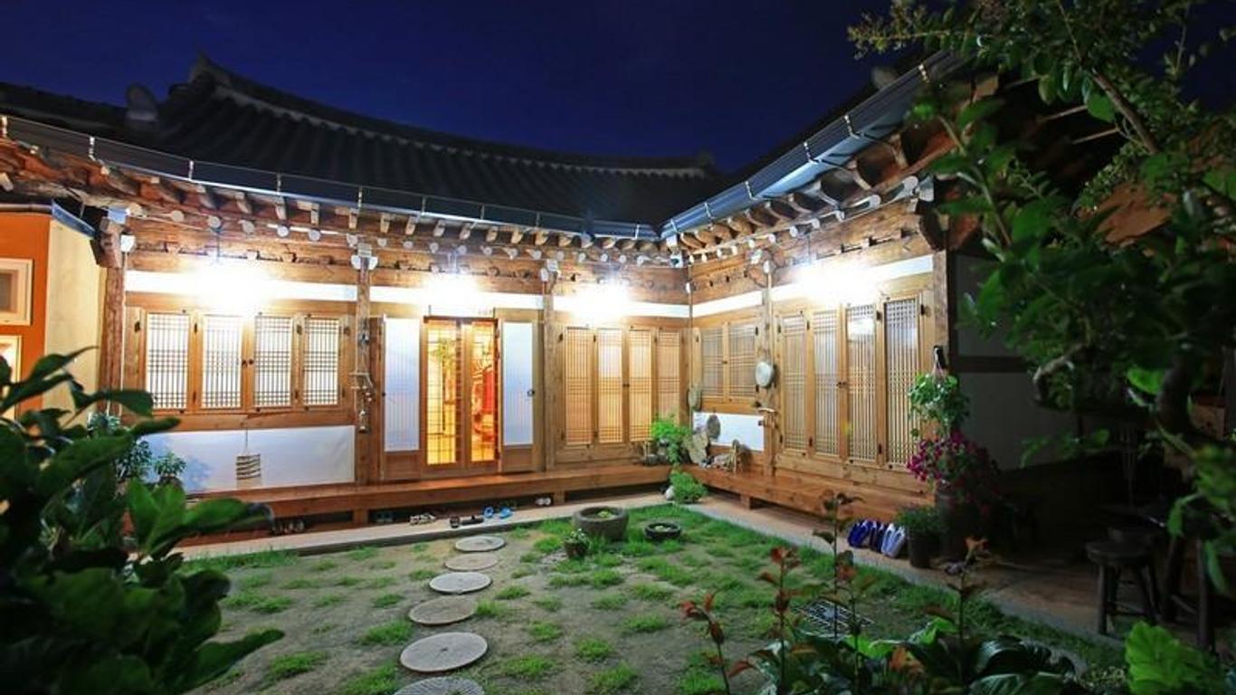 Saekdong Jeogori Hanok Guesthouse Jeonju