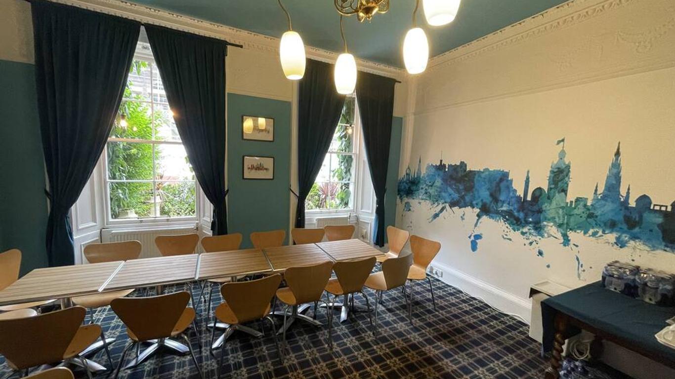 The Kingsview Townhouse - Boutique Hostel