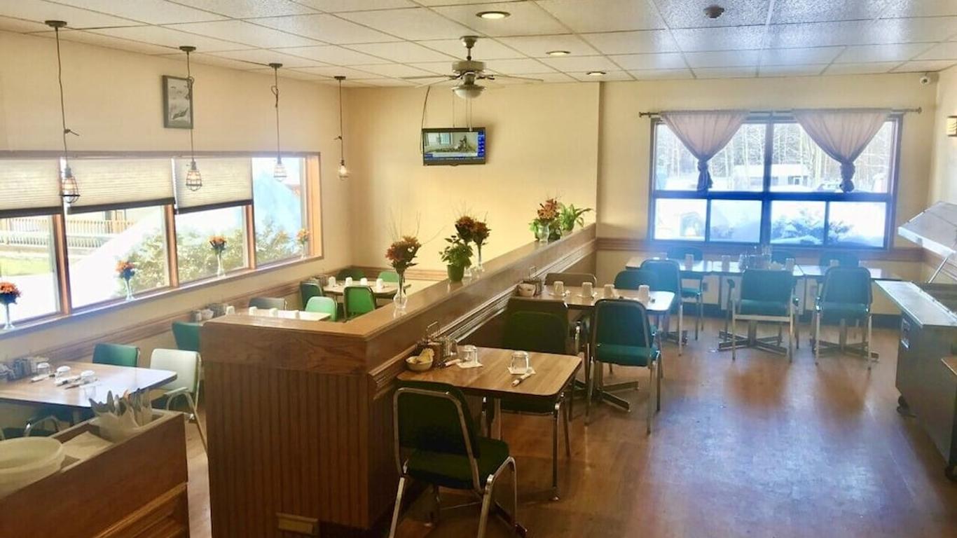Pickle Lake Hotel