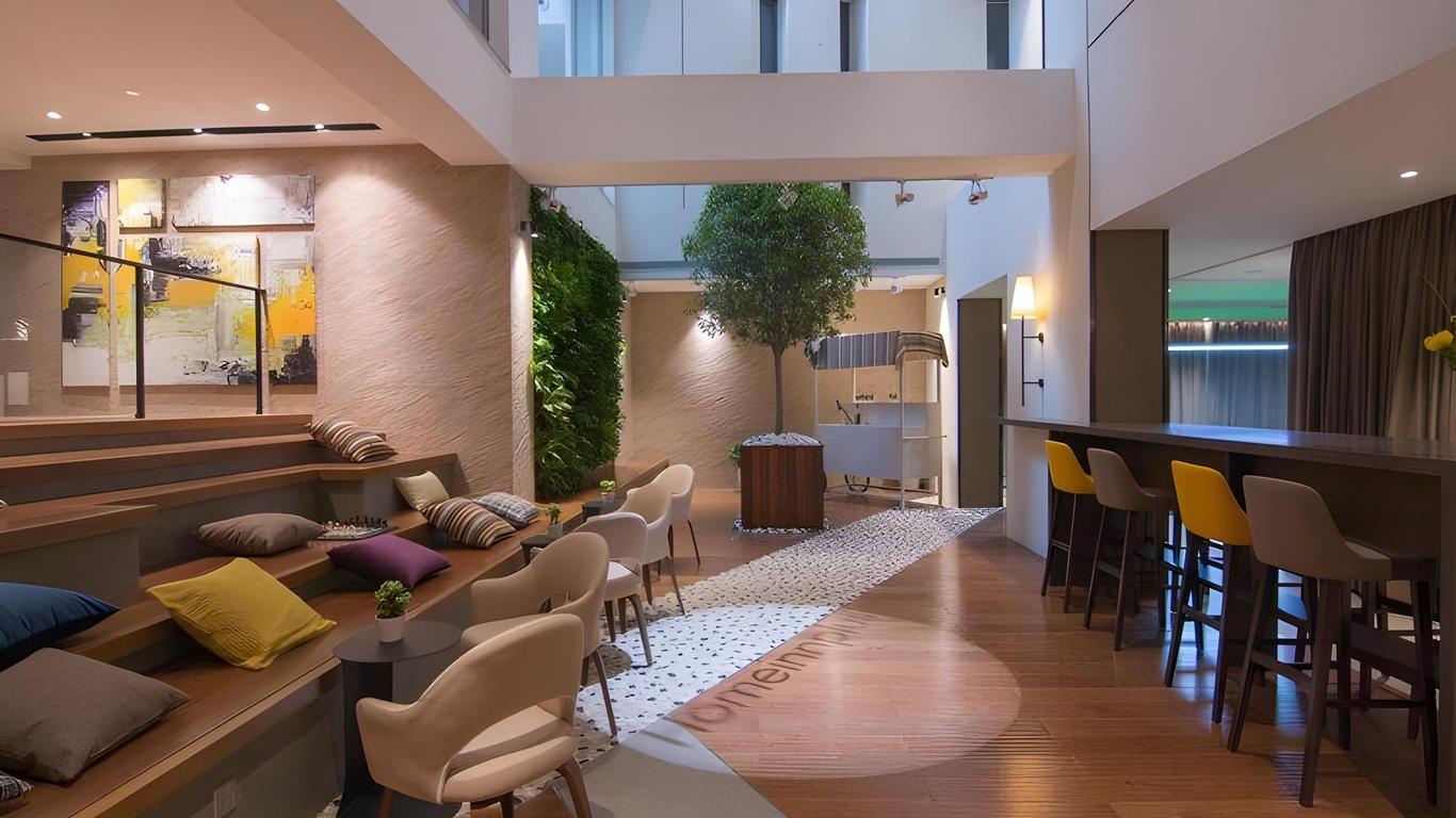 Home Inn Plus Beijing Dongsi Zhangzizhong Road Metro Station