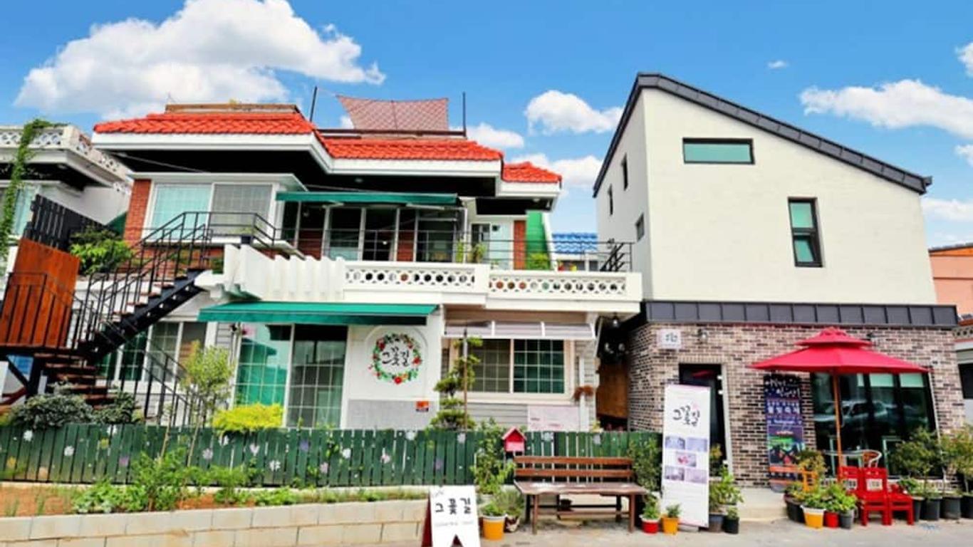 The Flower Road Guesthouse - Hostel