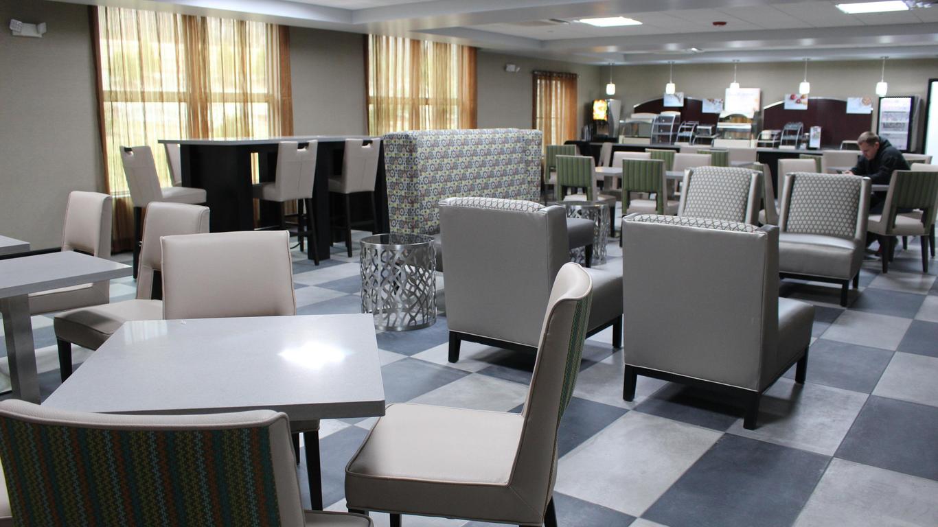 Holiday Inn Express & Suites Shawnee-Kansas City West