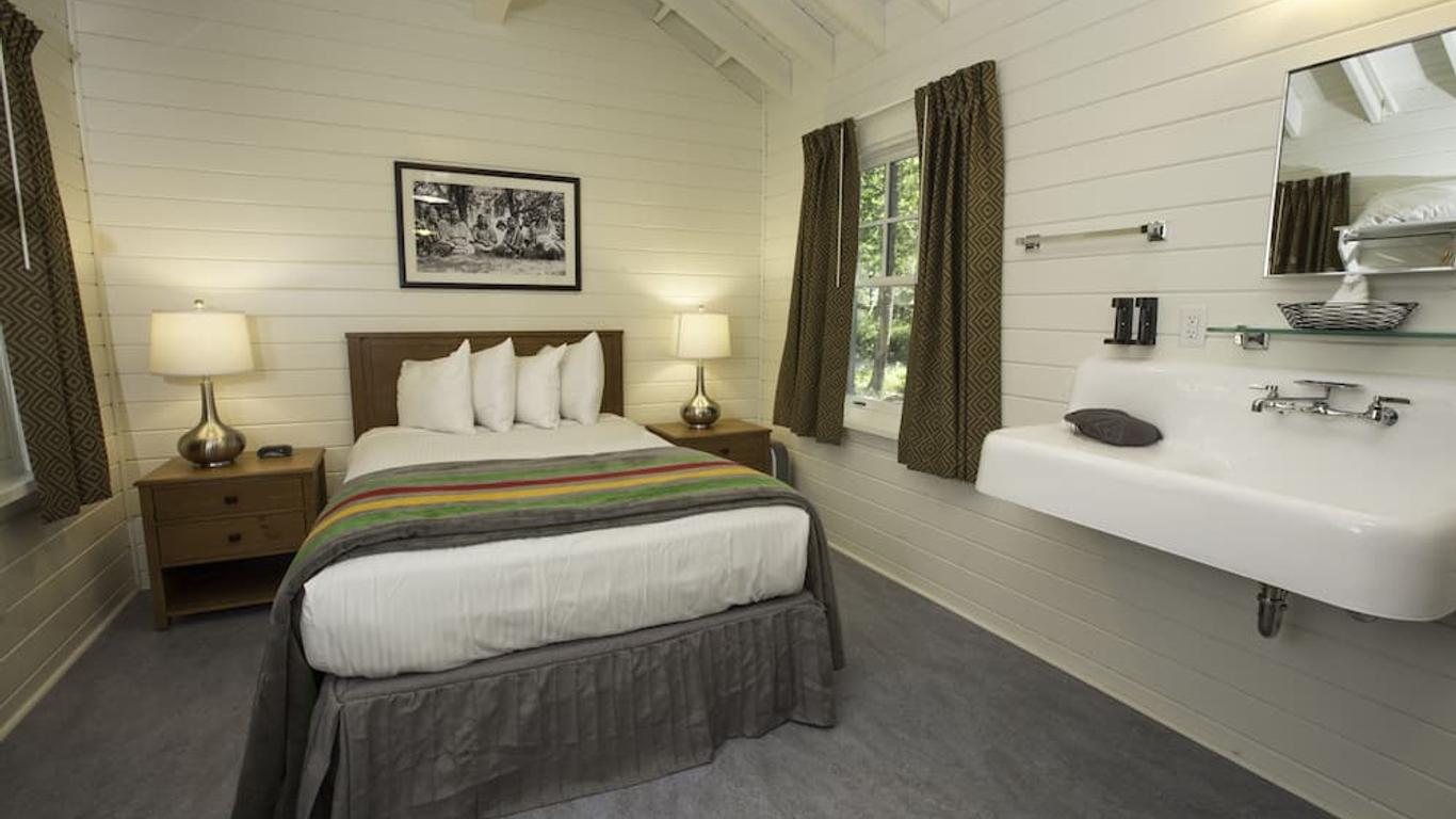 Swiftcurrent Motor Inn And Cabins