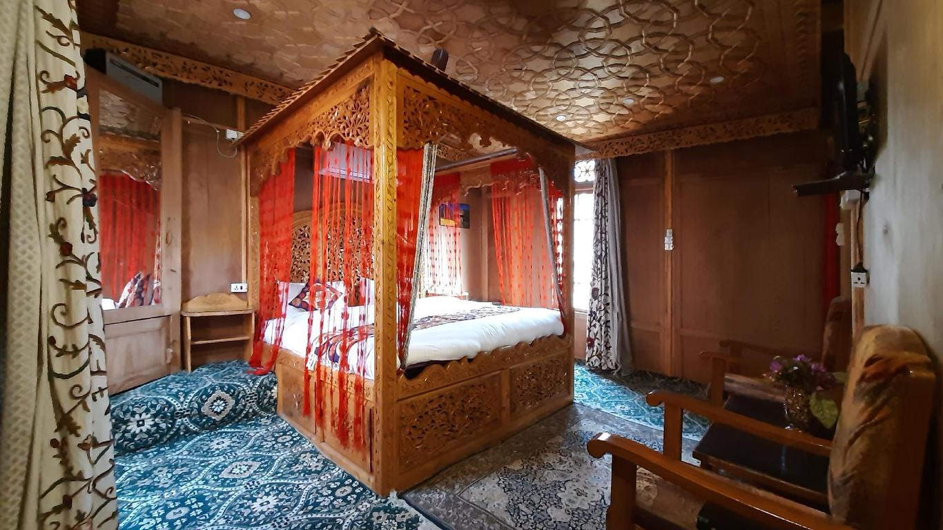 Badyari Palace Group of Houseboat