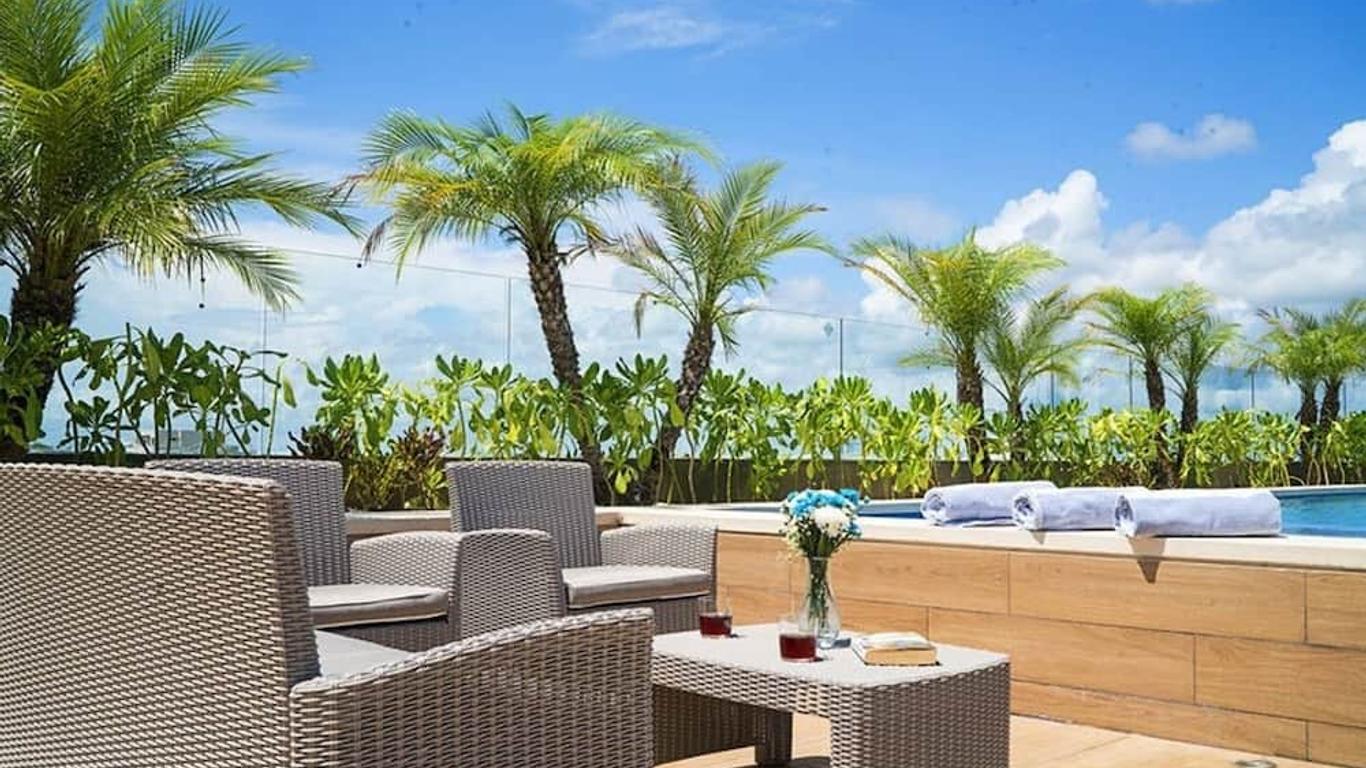 2BR With Rooftop Pool in Great Location! A/c!