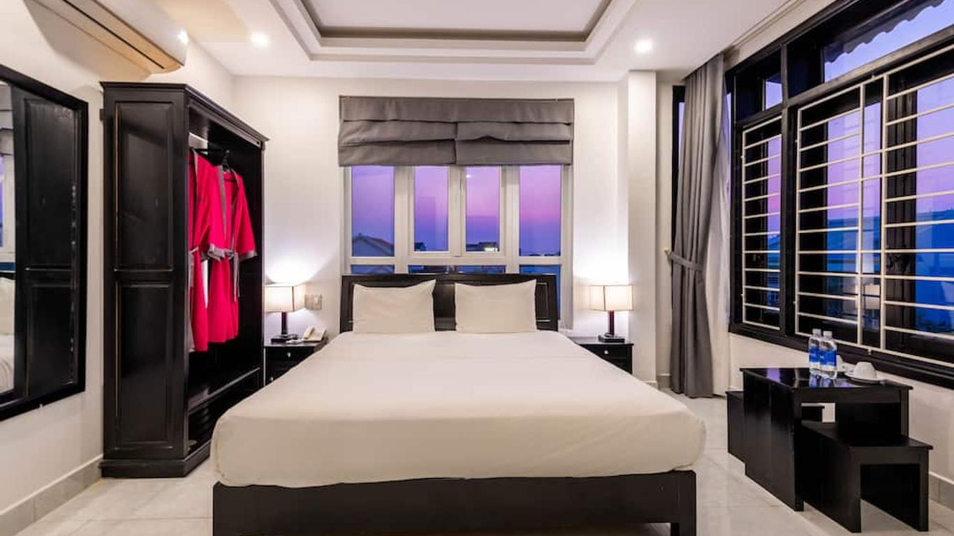 Flamingo Villa Homestay - Big Rooms with Balcony - Close to Hoi An Old Town 200m & Temple Bridge - Large Outside Pool for Sun Bathing