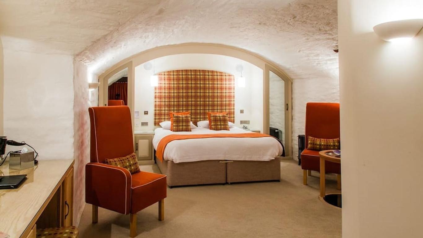Gwesty'r Emlyn Hotel